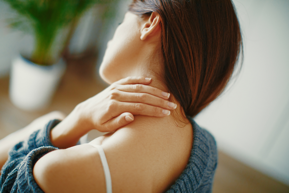 Co dělat při bolesti krční páteře? Pomoci mohou cviky na uvolnění